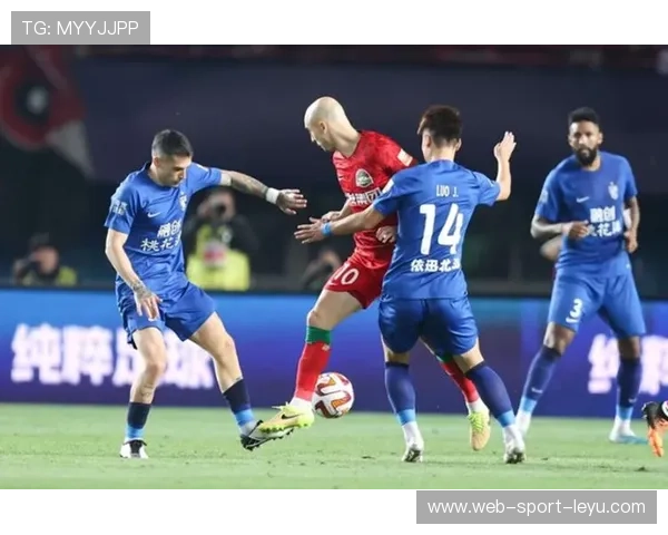 阿劳霍禁区内飞身封堵远射，皮球击中腹部后弹开化解险情